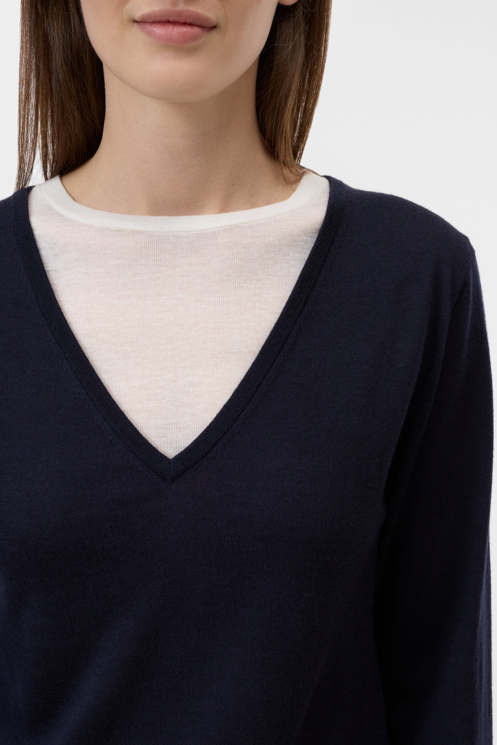 CLOSED V NECK LONG SLEEVE