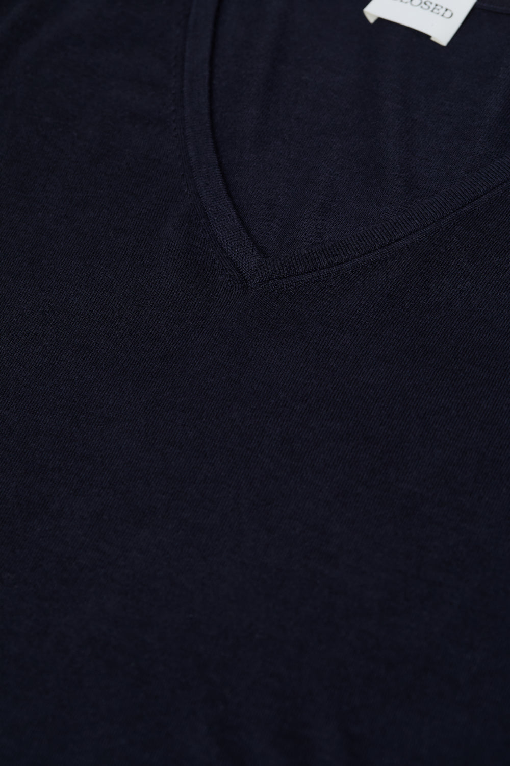 CLOSED V NECK LONG SLEEVE