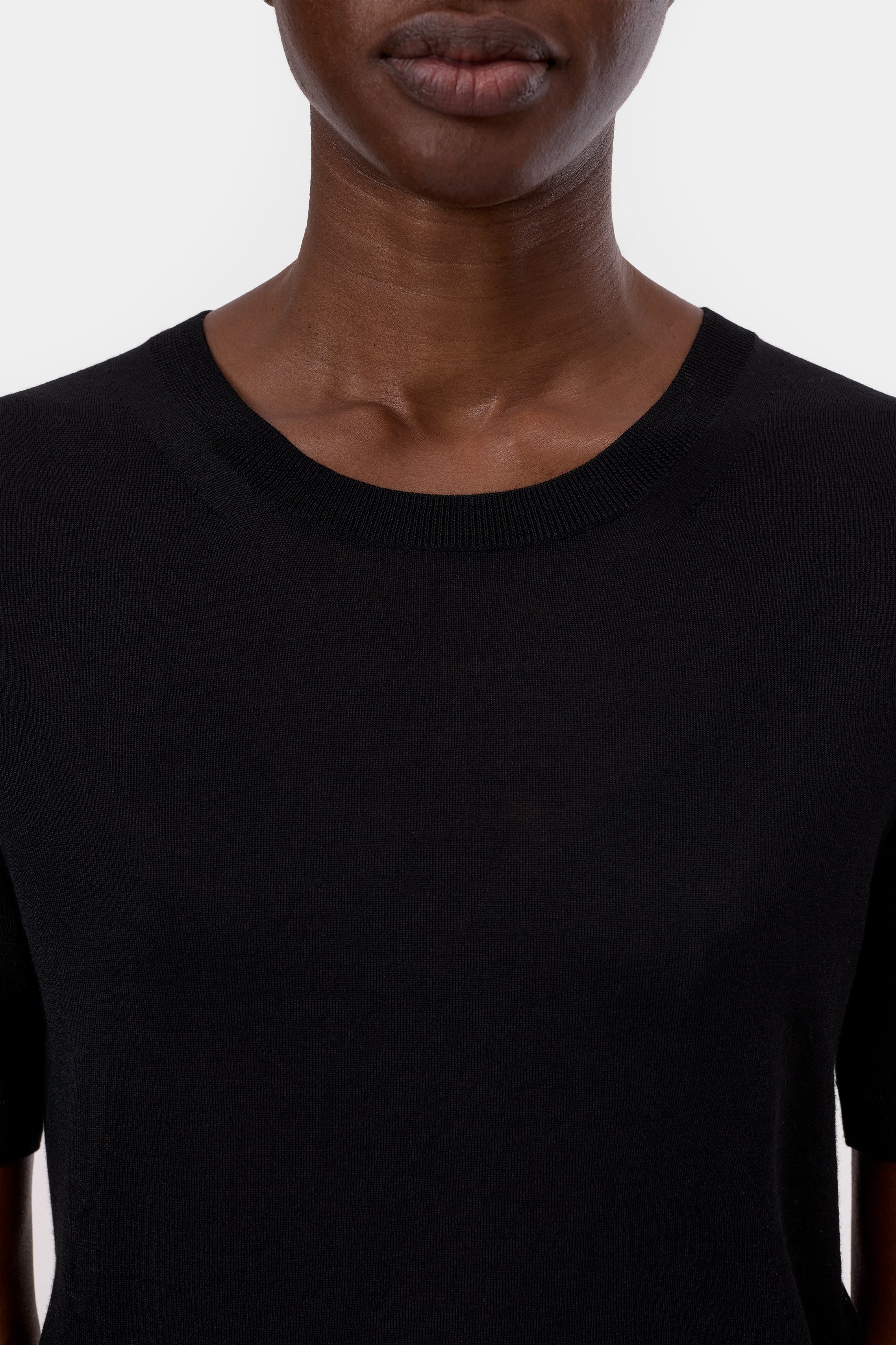 CLOSED CREW NECK SHORT SLEEVE BLACK