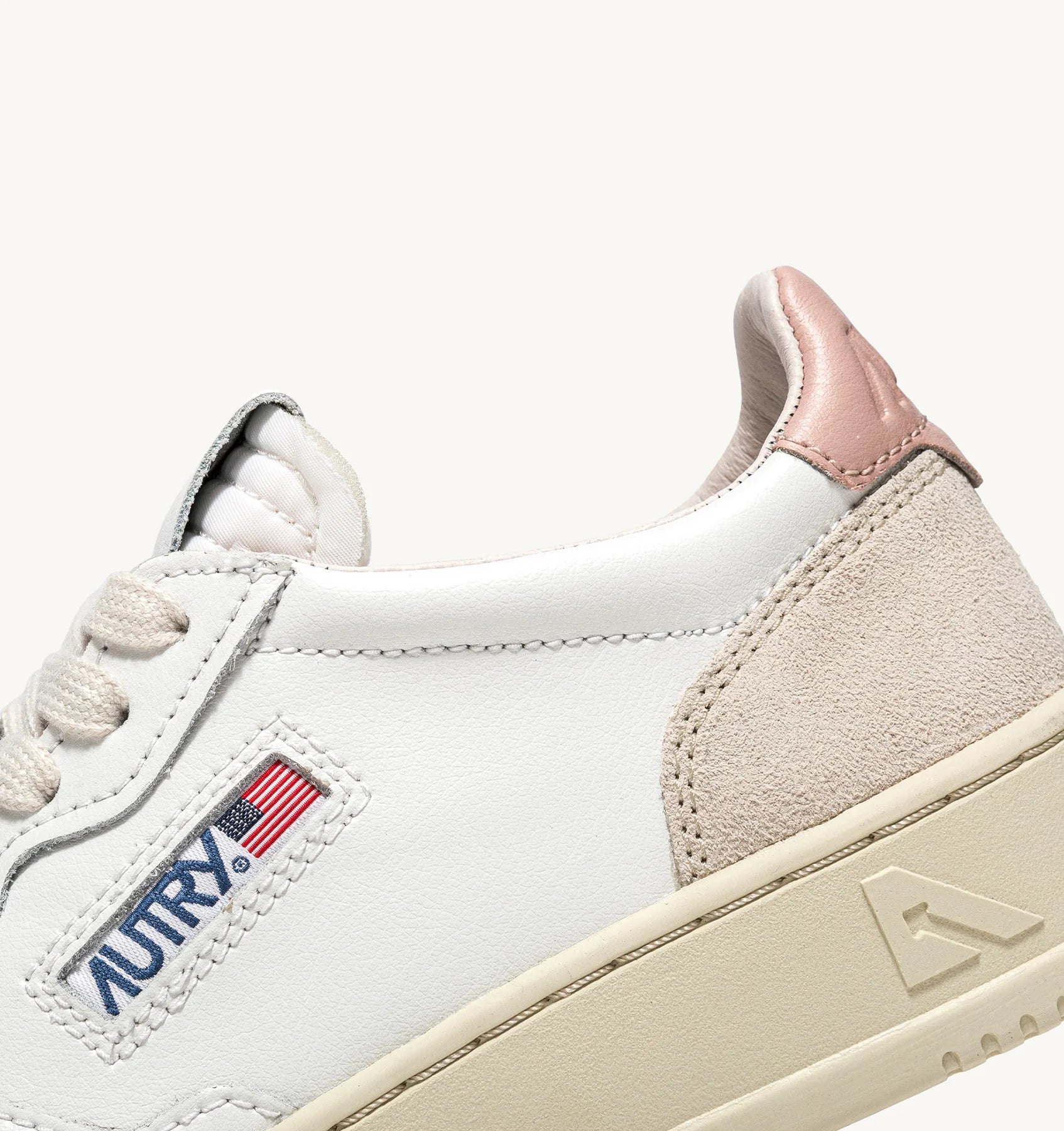 AUTRY MEDALIST LOW SNEAKERS IN WHITE AND POWDER LEATHER AND BEIGE SUEDE - Den Lille Ida - Autry