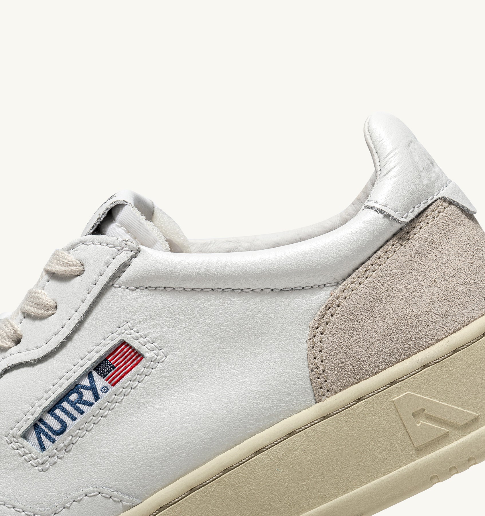 AUTRY MEDALIST LOW SNEAKERS IN WHITE LEATHER AND BEIGE SUEDE - Den Lille Ida - Autry