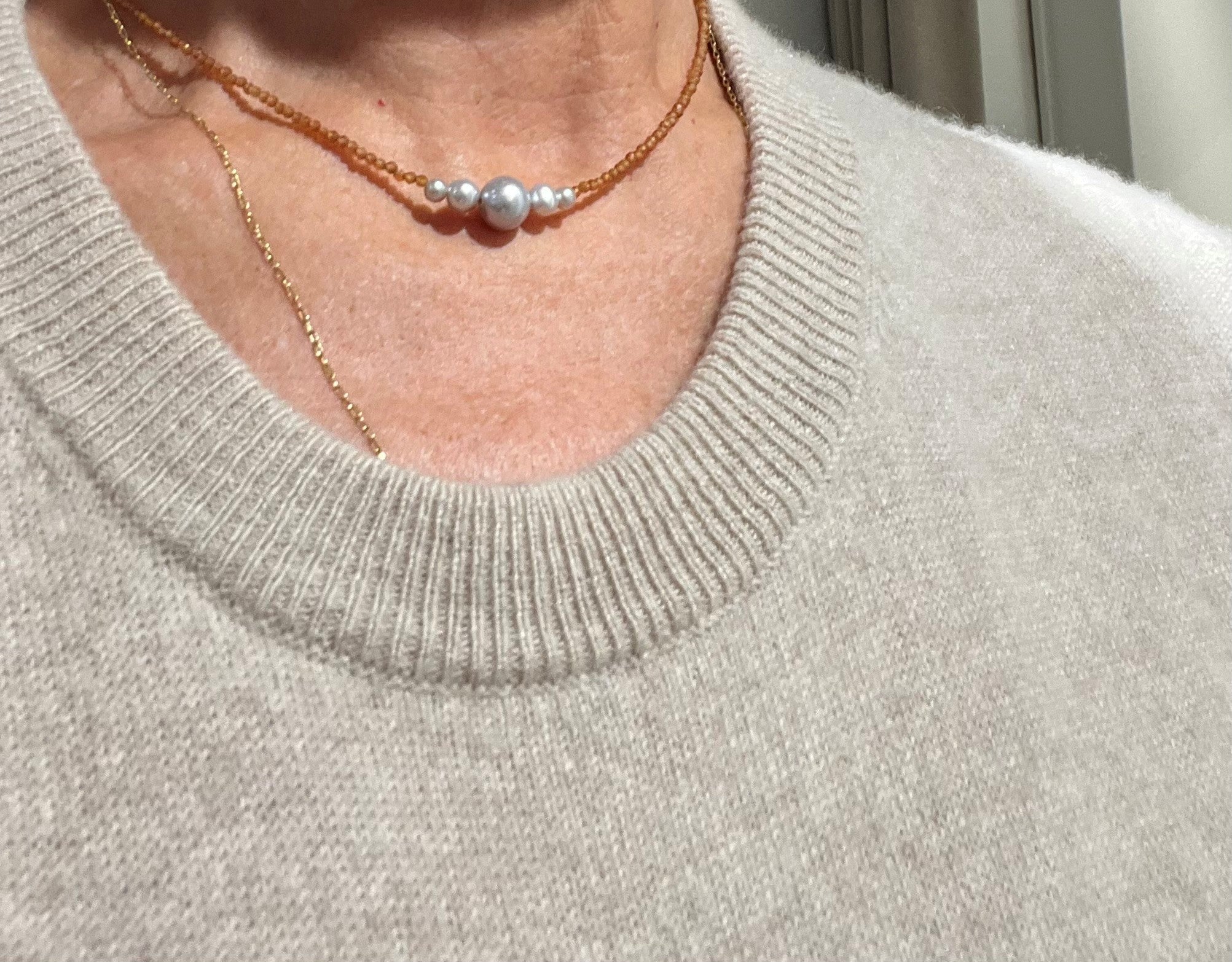 Line Nørgaard kort halskæde med grå kulturperler og granater - Den Lille Ida - Line Nørgaard