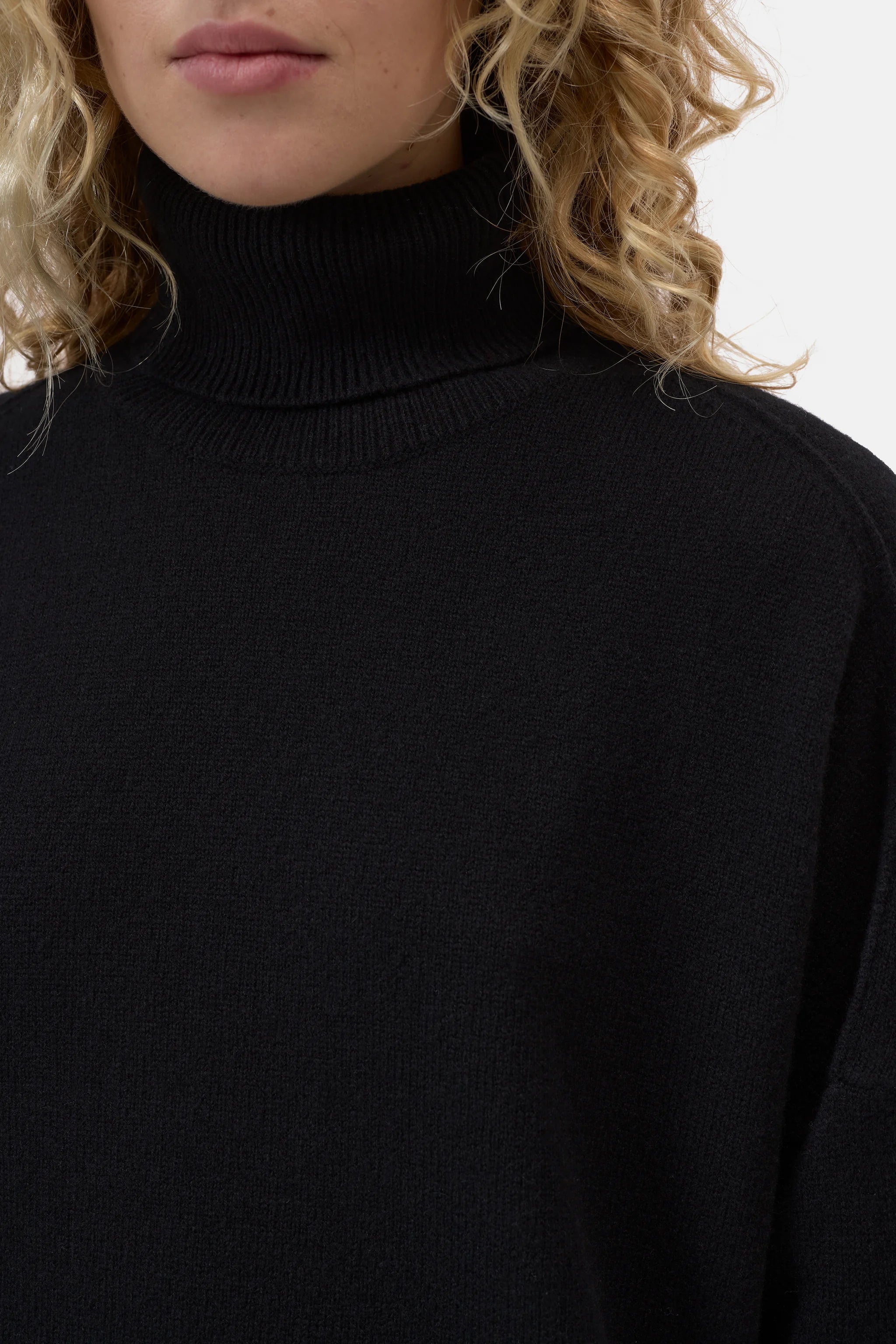 CLOSED TURTLENECK MADE OF PURE MERINO WOOL BLACK