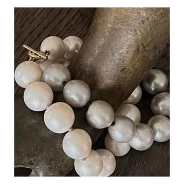 Line Nørgaard perlearmbånd med guldlås 12 mm hvide perler - Den Lille Ida - Line Nørgaard